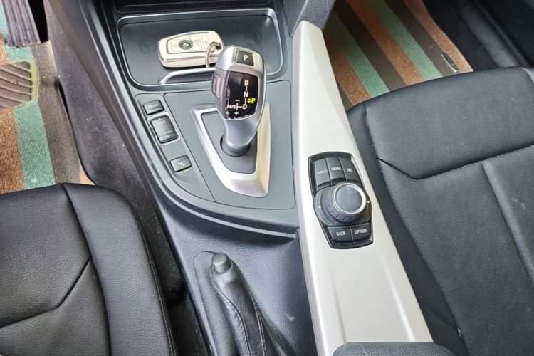 Used BMW 3 Series GT 2017 320i Sport Edition Gear Lever