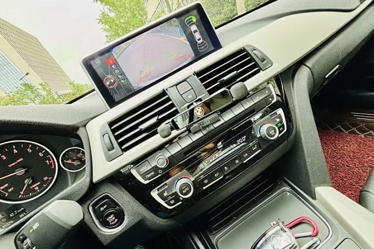 Used BMW 3 Series GT 2017 320i Sport Edition Interior 2