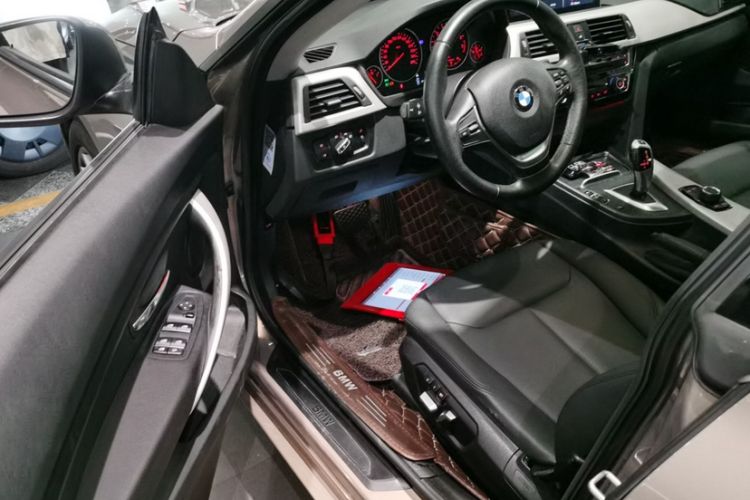 Used BMW 3 Series GT 2017 320i Sport Edition Interior 3