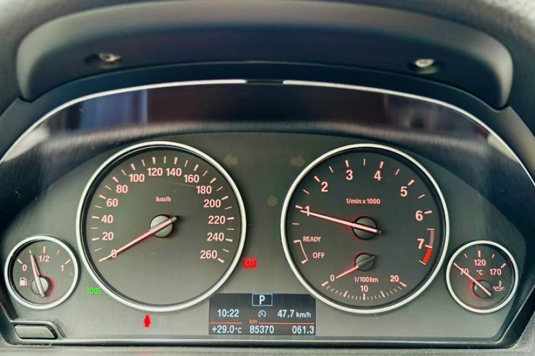 Used BMW 3 Series GT 2017 320i Sport Edition Odometer Close Up