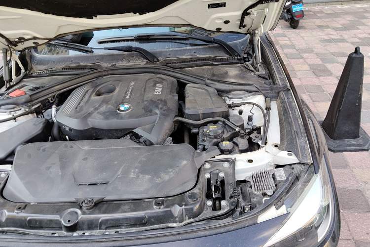 Used BMW 3 Series GT 2018 320i Sport Edition Engine Bay Left