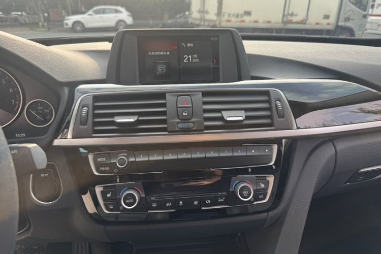 Used BMW 3 Series GT 2018 320i Sport Edition Audio And AC Panel