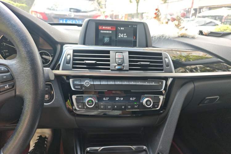 Used BMW 3 Series GT 2018 320i Sport Edition Audio And AC Panel