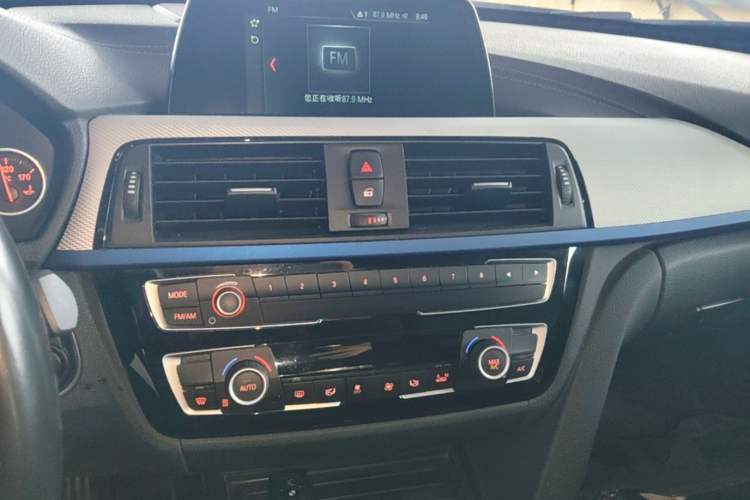 Used BMW 3 Series GT 2018 320i M Sport Edition Audio And AC Panel