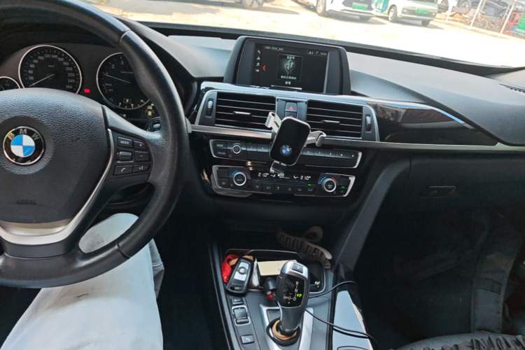 Used BMW 3 Series GT 2018 320i Sport Edition Audio And AC Panel