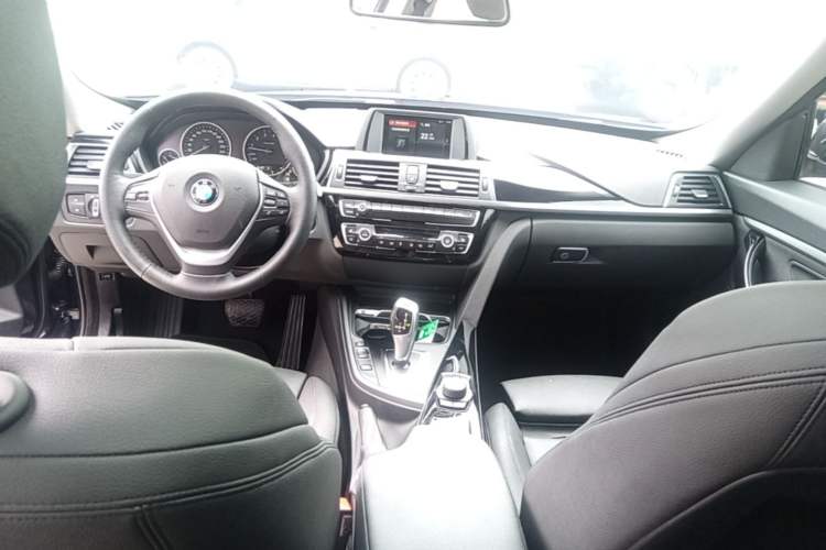 Used BMW 3 Series GT 2018 320i Sport Edition Center Console