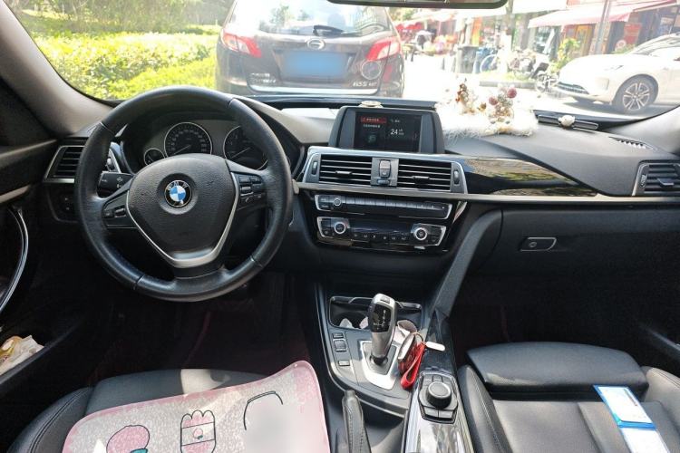 Used BMW 3 Series GT 2018 320i Sport Edition Center Console
