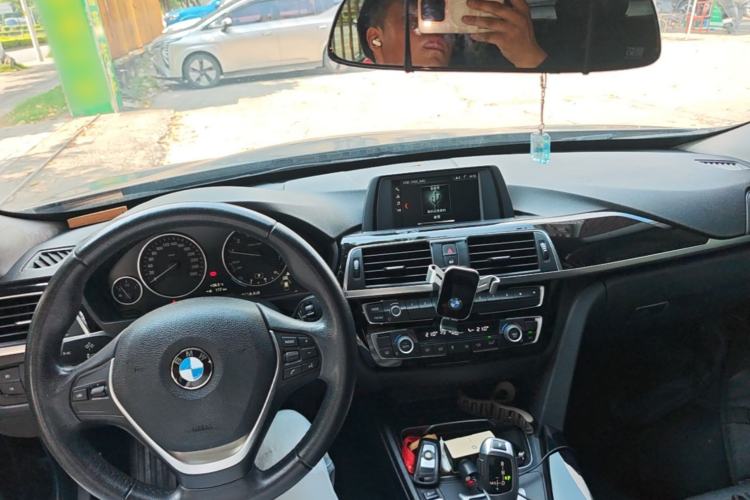 Used BMW 3 Series GT 2018 320i Sport Edition Center Console