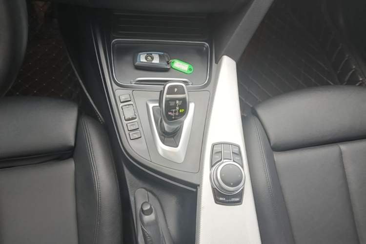 Used BMW 3 Series GT 2018 320i Sport Edition Gear Lever