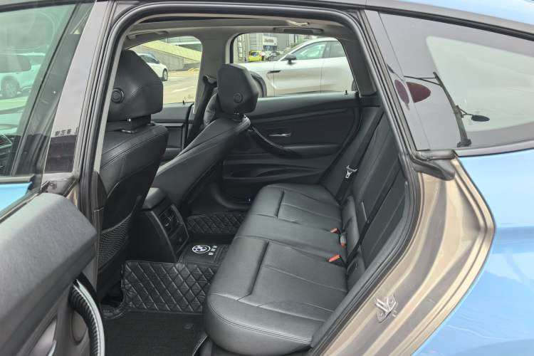 Used BMW 3 Series GT 2018 320i Sport Edition Interior 1