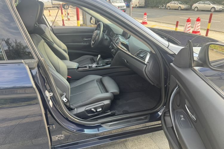 Used BMW 3 Series GT 2018 320i Sport Edition Interior 2