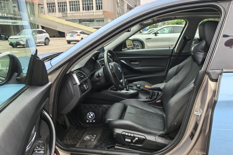 Used BMW 3 Series GT 2018 320i Sport Edition Interior 2