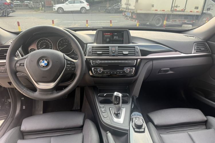 Used BMW 3 Series GT 2018 320i Sport Edition Interior 4