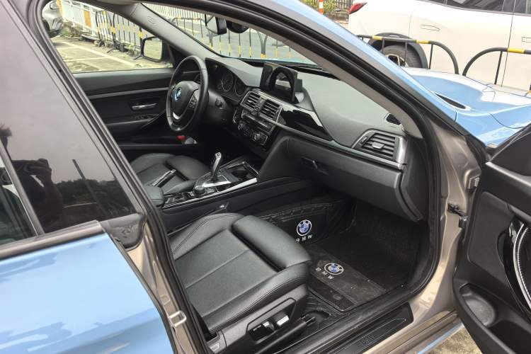 Used BMW 3 Series GT 2018 320i Sport Edition Interior 9