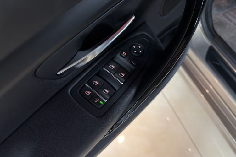 Used BMW 3 Series GT 2018 320i Sport Edition Interior 1
