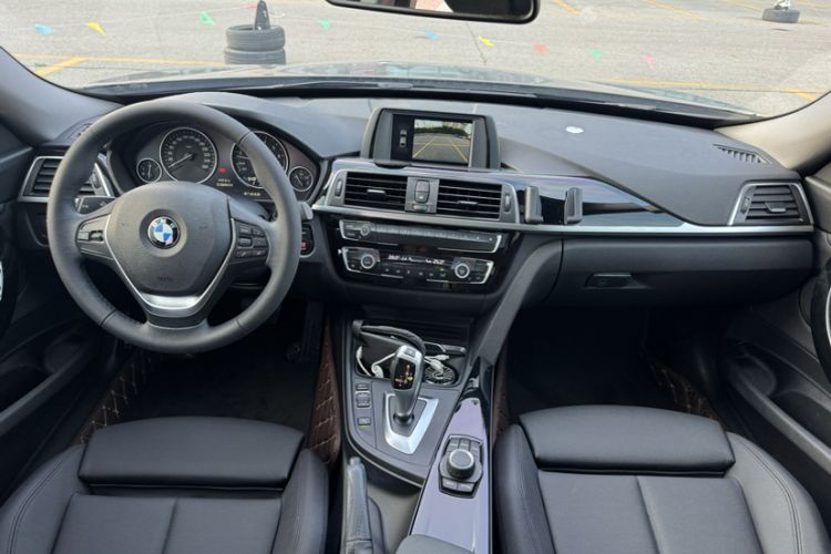 Used BMW 3 Series GT 2018 320i Sport Edition Interior 1