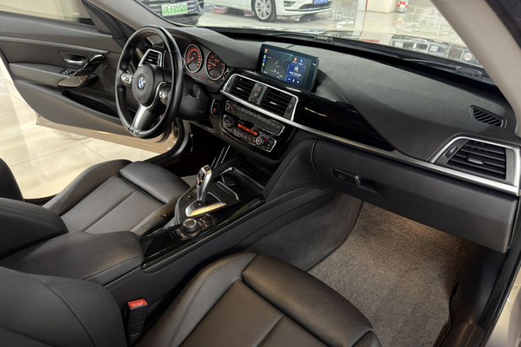 Used BMW 3 Series GT 2018 320i Sport Edition Interior 11