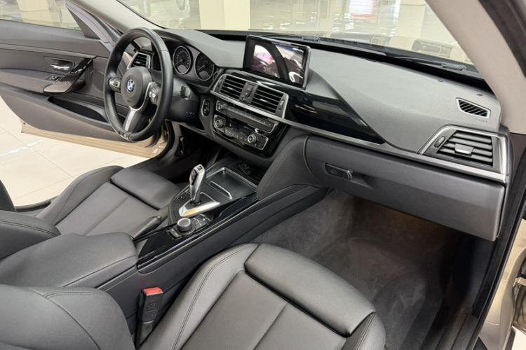 Used BMW 3 Series GT 2018 320i Sport Edition Interior 12
