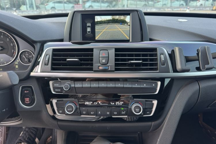 Used BMW 3 Series GT 2018 320i Sport Edition Interior 3