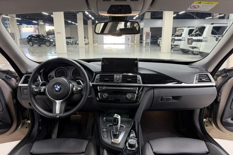 Used BMW 3 Series GT 2018 320i Sport Edition Interior 5