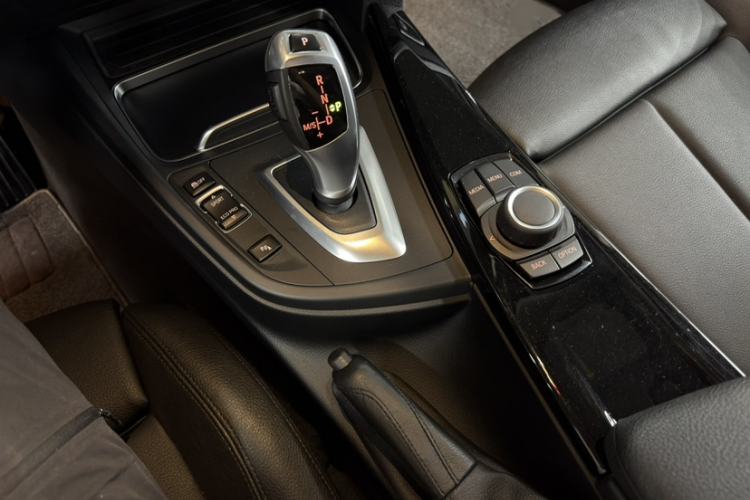 Used BMW 3 Series GT 2018 320i Sport Edition Interior 6