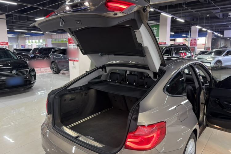 Used BMW 3 Series GT 2018 320i Sport Edition Interior 8