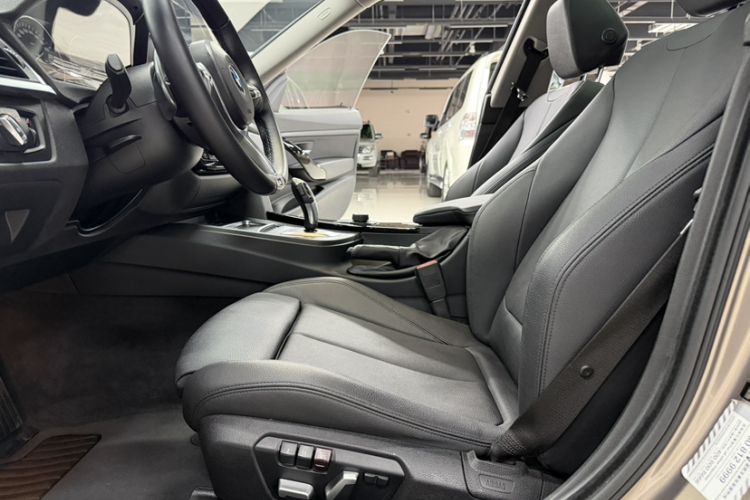 Used BMW 3 Series GT 2018 320i Sport Edition Interior 9