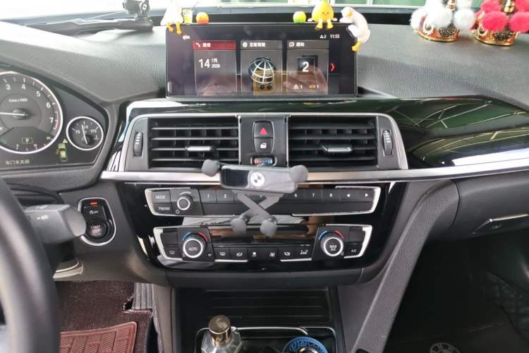 Used BMW 3 Series GT 2018 320i Sport Edition Audio And AC Panel