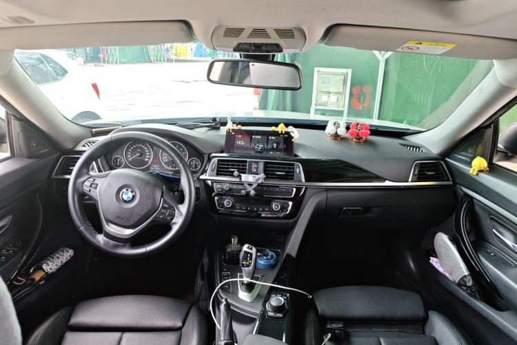 Used BMW 3 Series GT 2018 320i Sport Edition Center Console