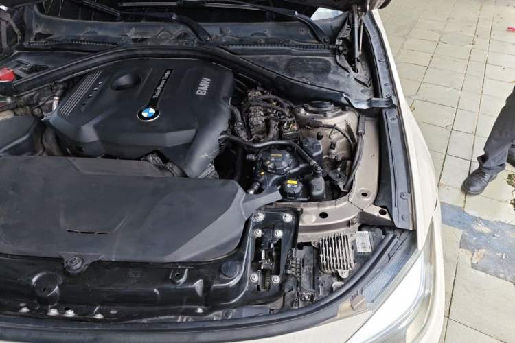 Used BMW 3 Series GT 2018 320i Sport Edition Engine Bay Left