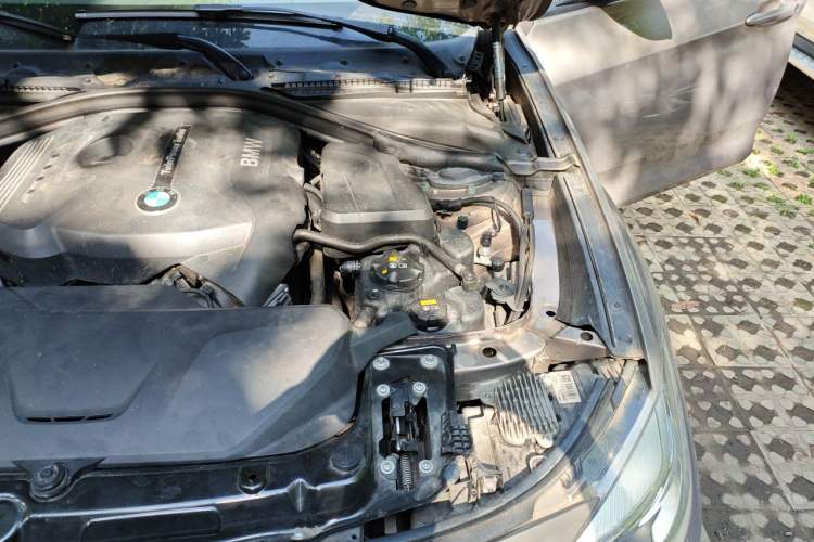 Used BMW 3 Series GT 2018 320i Sport Edition Engine Bay Left