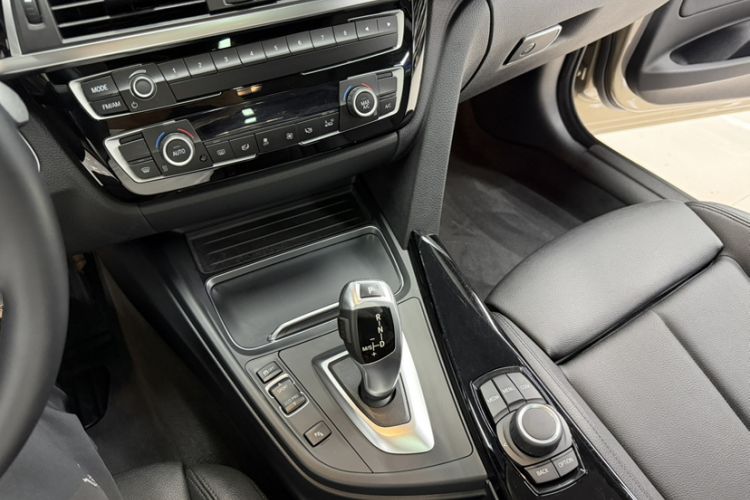 Used BMW 3 Series GT 2018 320i Sport Edition Interior 8