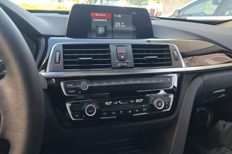 Used BMW 3 Series GT 2018 320i Sport Edition Audio And AC Panel