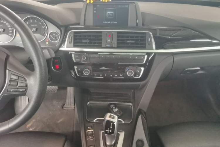 Used BMW 3 Series GT 2018 320i Sport Edition Audio And AC Panel