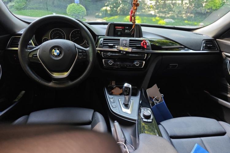 Used BMW 3 Series GT 2018 320i Sport Edition Center Console