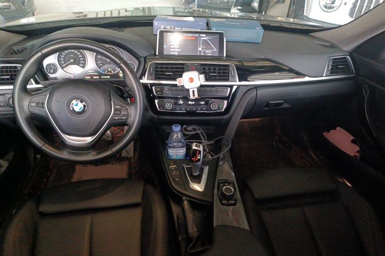 Used BMW 3 Series GT 2018 320i Sport Edition Center Console