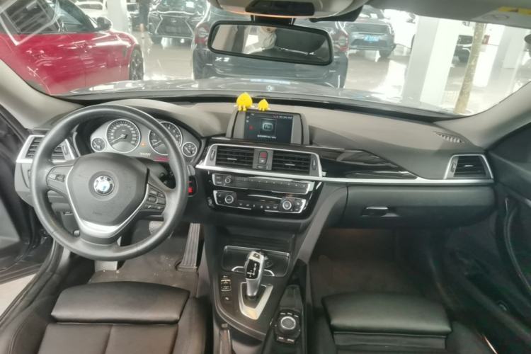 Used BMW 3 Series GT 2018 320i Sport Edition Center Console