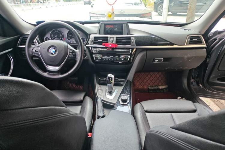 Used BMW 3 Series GT 2018 320i Sport Edition Center Console