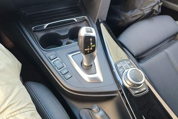 Used BMW 3 Series GT 2018 320i Sport Edition Gear Lever