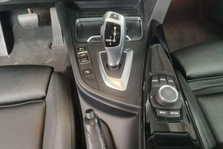 Used BMW 3 Series GT 2018 320i Sport Edition Gear Lever