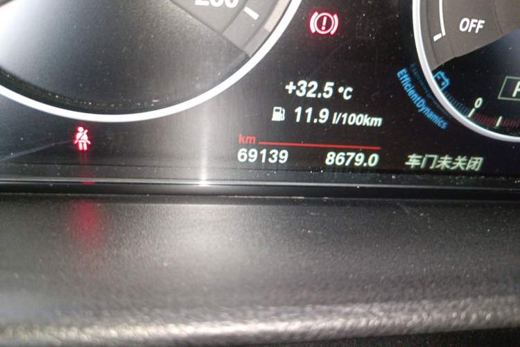 Used BMW 3 Series GT 2018 320i Sport Edition Odometer Close Up