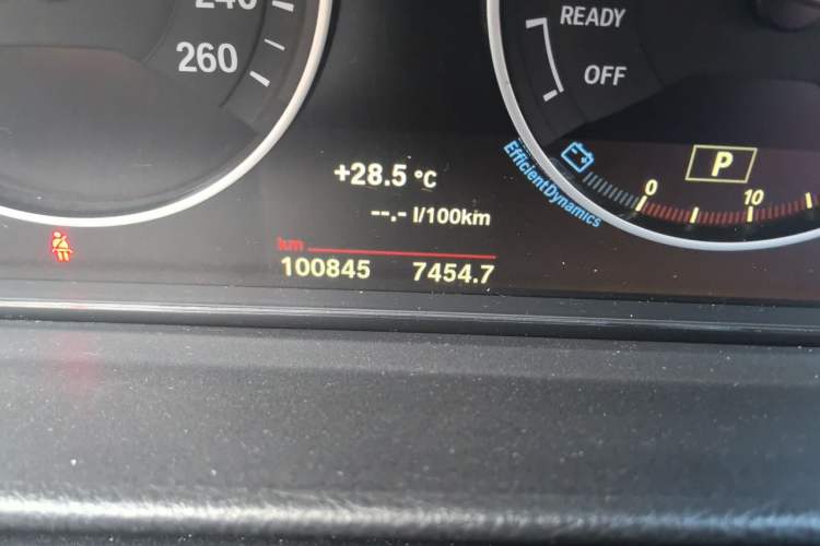 Used BMW 3 Series GT 2018 320i Sport Edition Odometer Close Up