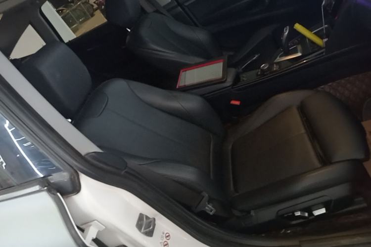 Used BMW 3 Series GT 2018 320i Sport Edition Right Front Seat