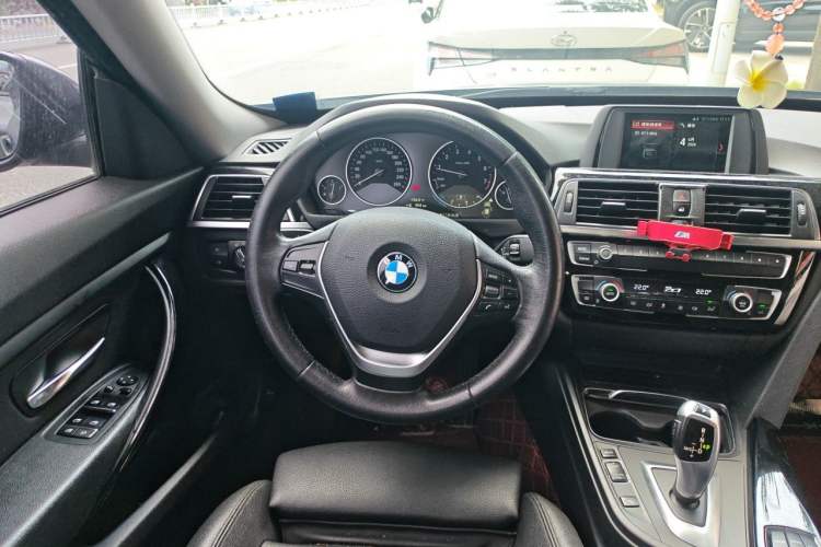 Used BMW 3 Series GT 2018 320i Sport Edition Steering Wheel
