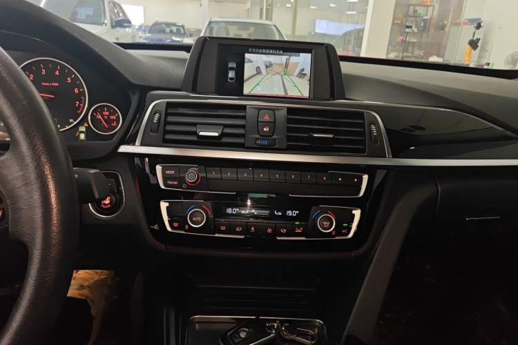 Used BMW 3 Series GT 2018 320i Sport Edition Audio And AC Panel