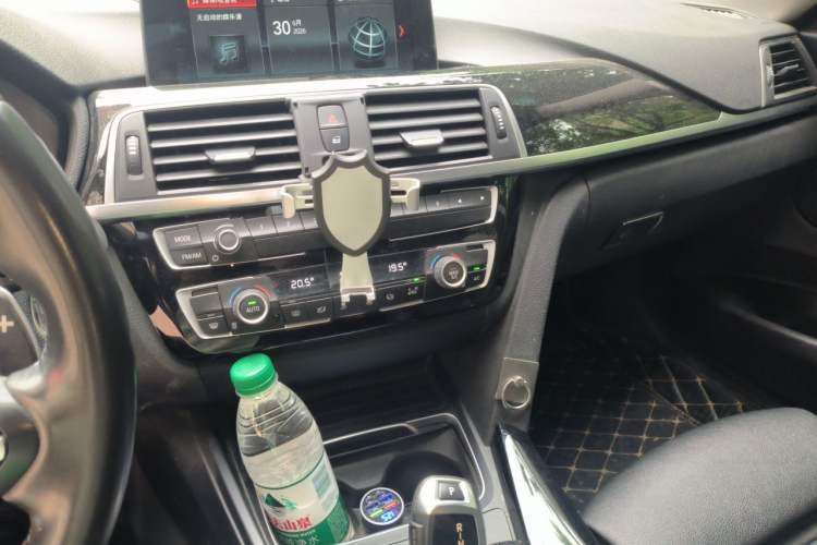 Used BMW 3 Series GT 2018 320i Sport Edition Audio And AC Panel