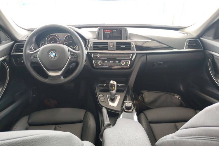 Used BMW 3 Series GT 2018 320i Sport Edition Center Console