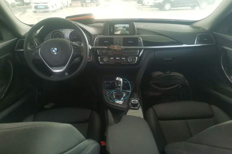 Used BMW 3 Series GT 2018 320i Sport Edition Center Console