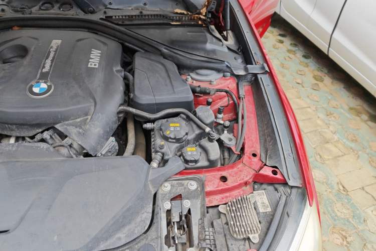 Used BMW 3 Series GT 2018 320i Sport Edition Engine Bay Left