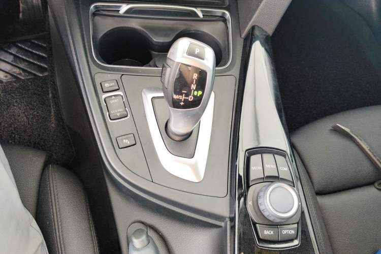 Used BMW 3 Series GT 2018 320i Sport Edition Gear Lever
